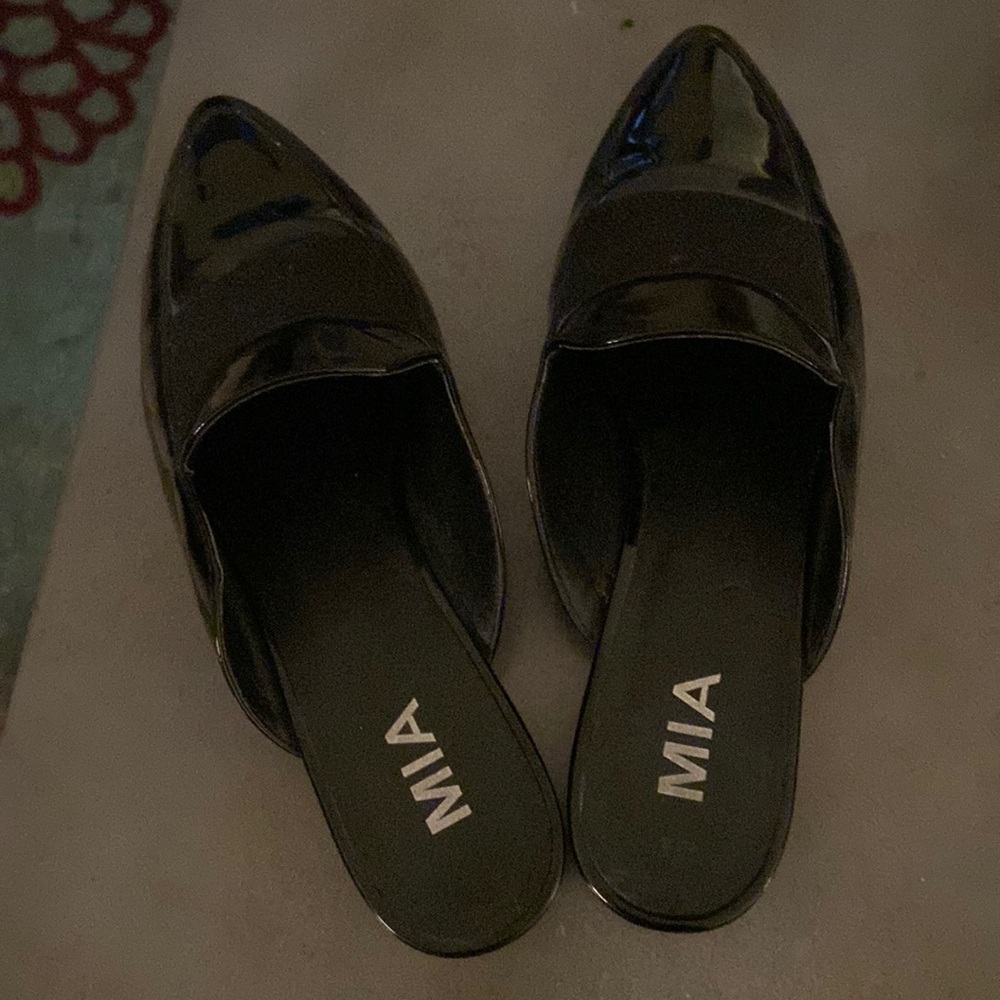 Slip on mules. Black.